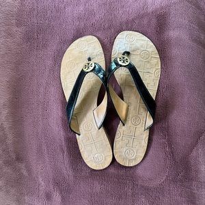 TORY BURCH Thora T Logo Black Patent Leather Thong Sandals Flats Flip Flops 8